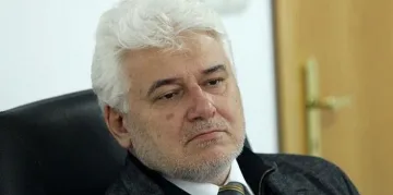 Топ юрист посече Петков: Трябва да връща заплати
