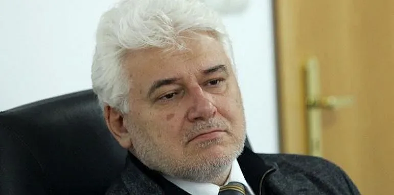 Топ юрист посече Петков: Трябва да връща заплати