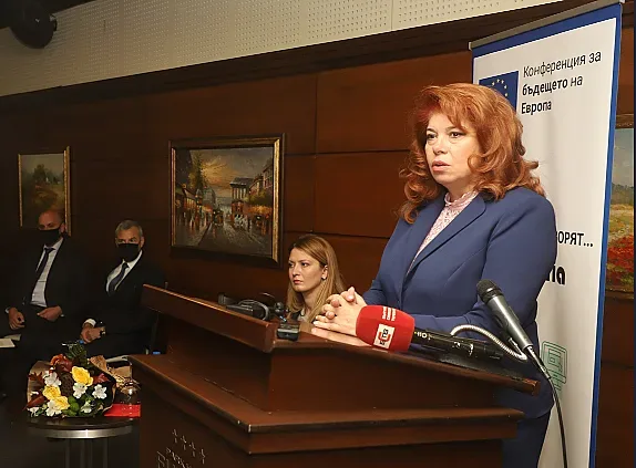 Илияна Йотова с остра позиция за бежанците