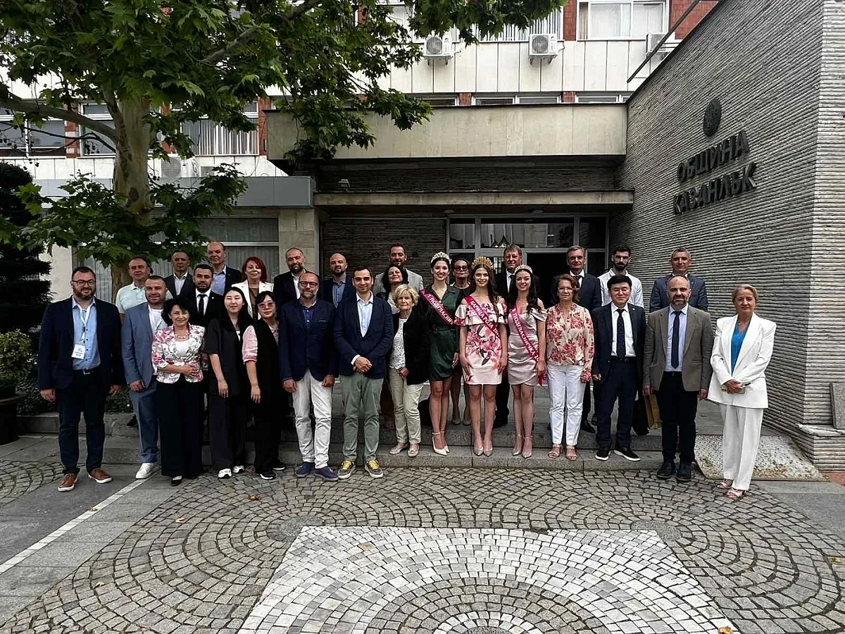 Kметът Галина Стоянова посрещна делегации от побратимени на Казанлък градове