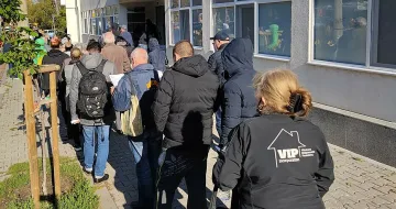 Пред молове и "Пирогов". Вият се големи опашки