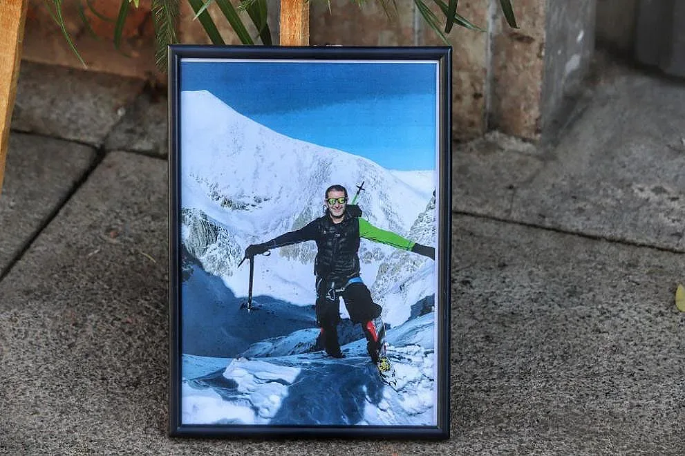 Десетки приятели изпратиха Владимир Каролев