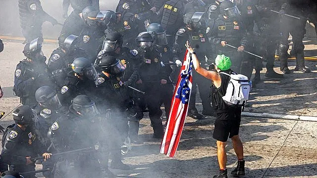 Напрежението в Лос Анджелис ескалира. Тръмп с извънреден ход