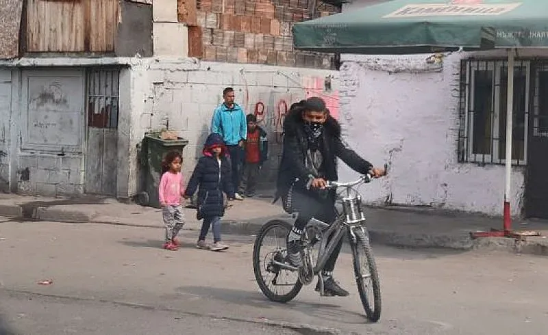 Роми от гетото: Там, където му е ваксината, светеше!