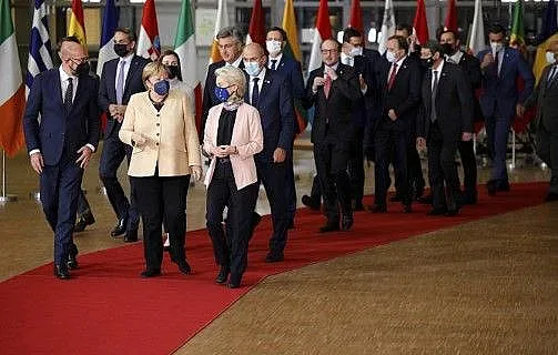 Франция замрази цената на газа за хората, дава им по 100 евро помощ