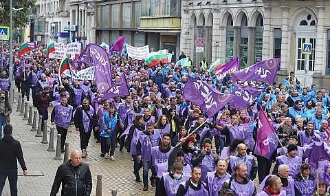Протест! Работодатели и синдикати са на улицата
