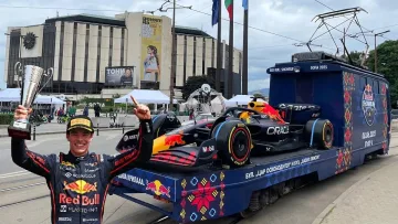 Никола Цолов с уникално шоу в София. Рев на двигатели /ВИДЕО и СНИМКИ/