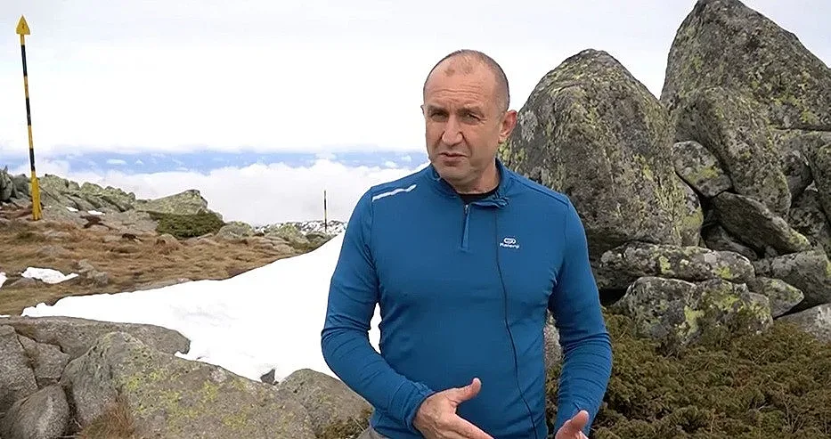 Радев изкачи върха. Обеща слънце