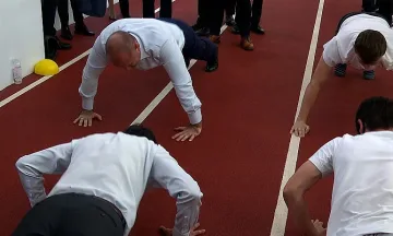 Румен Радев показа добра форма. Направи 50 лицеви