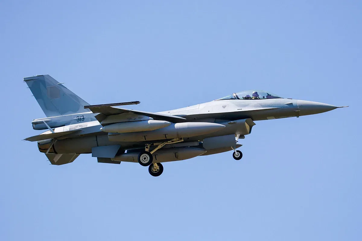 Ето го! Вторият бг изтребител F-16 кацна на "Граф Игнатиево" /ВИДЕО и СНИМКИ/