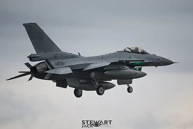 До часове! Вторият F16 идва в България