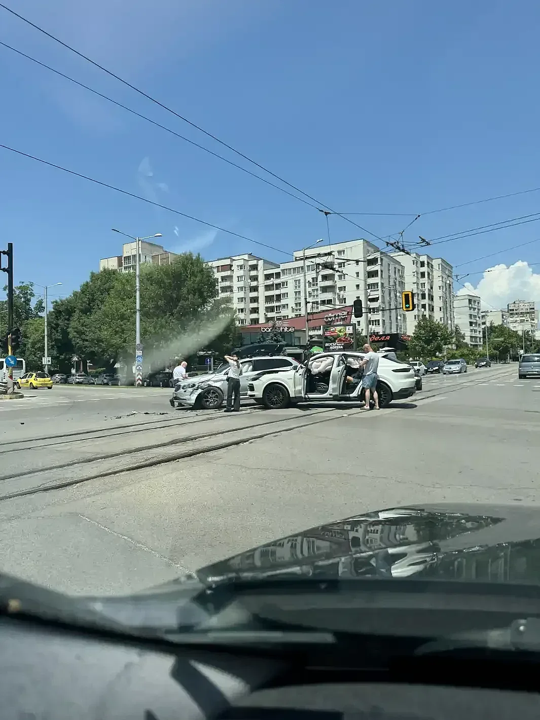 Екшън с луксозно возило на ключово кръстовище. Събраха се десетки свидетели