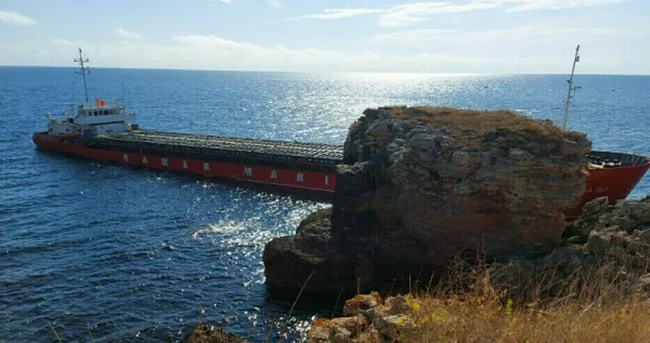 Отписаха кораба. Водят отровите потънало имущество