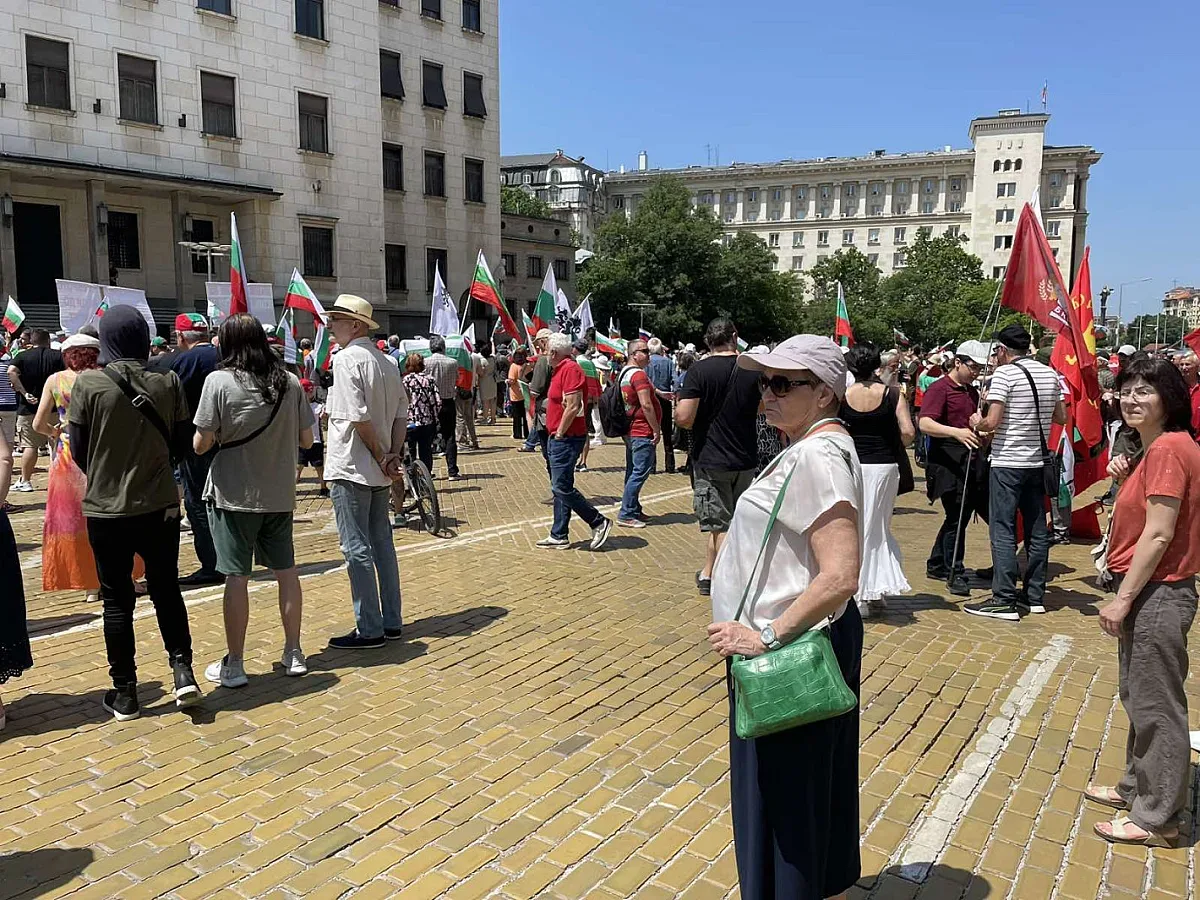 Дежа вю! "Възраждане" пак блокира центъра на София