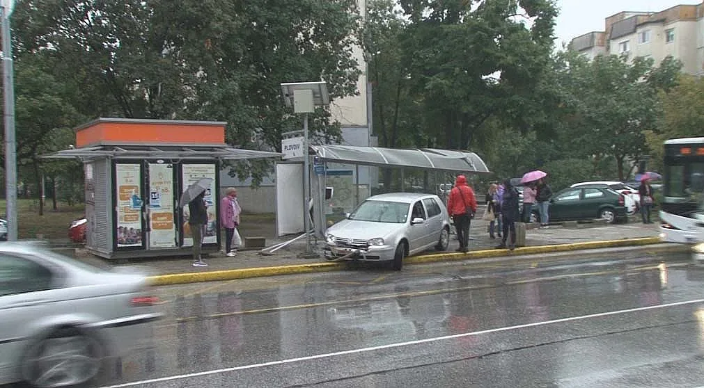 Кола помете автобусна спирка