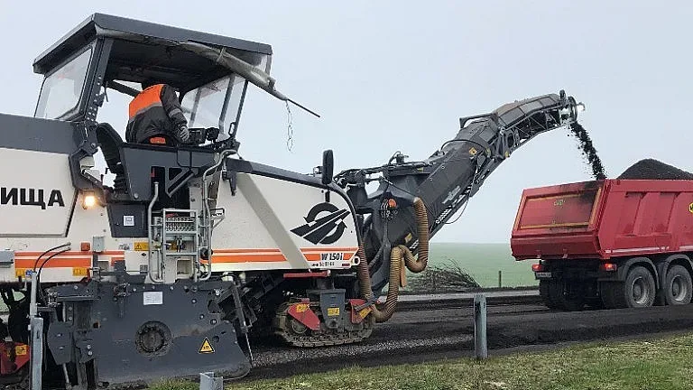 Яка блокада! Камиони и строителни машини затварят София