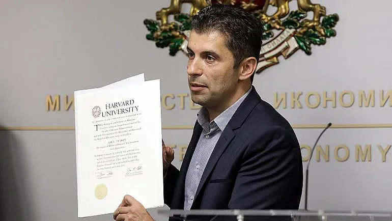 След последно предупреждение: Кирил Петков показа, че не е канадец