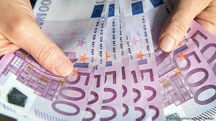 Над половината българи не искат еврото, страх ги е от високите цени