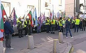 Комитова не дойде на срещата с протестиращите пътни строители