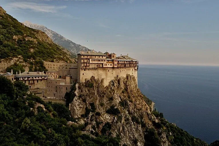 Божи знак!  Трусът в Гърция удари силно манастирите в Атон