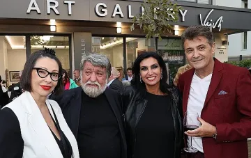 Фенки аплодираха Вежди в новата му галерия