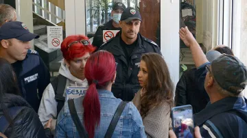 Заради войната на пътя. Протестиращи нахлуха в прокуратура