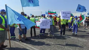 Без заплати от 5 месеца: Пътни строители блокират пътища