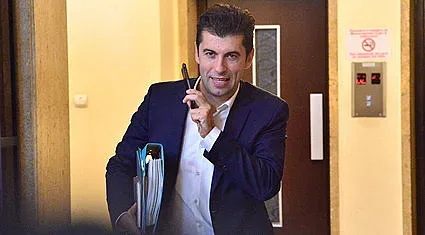 Петков пресява депутатите си човек по човек