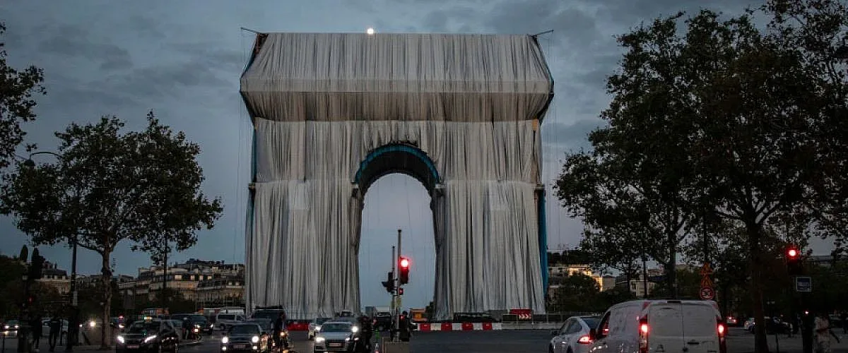 Волгин срина със земята Кристо и Триумфалната арка