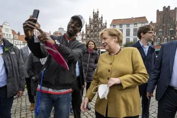 Нападнаха Меркел. Как стана белята (ФОТО)