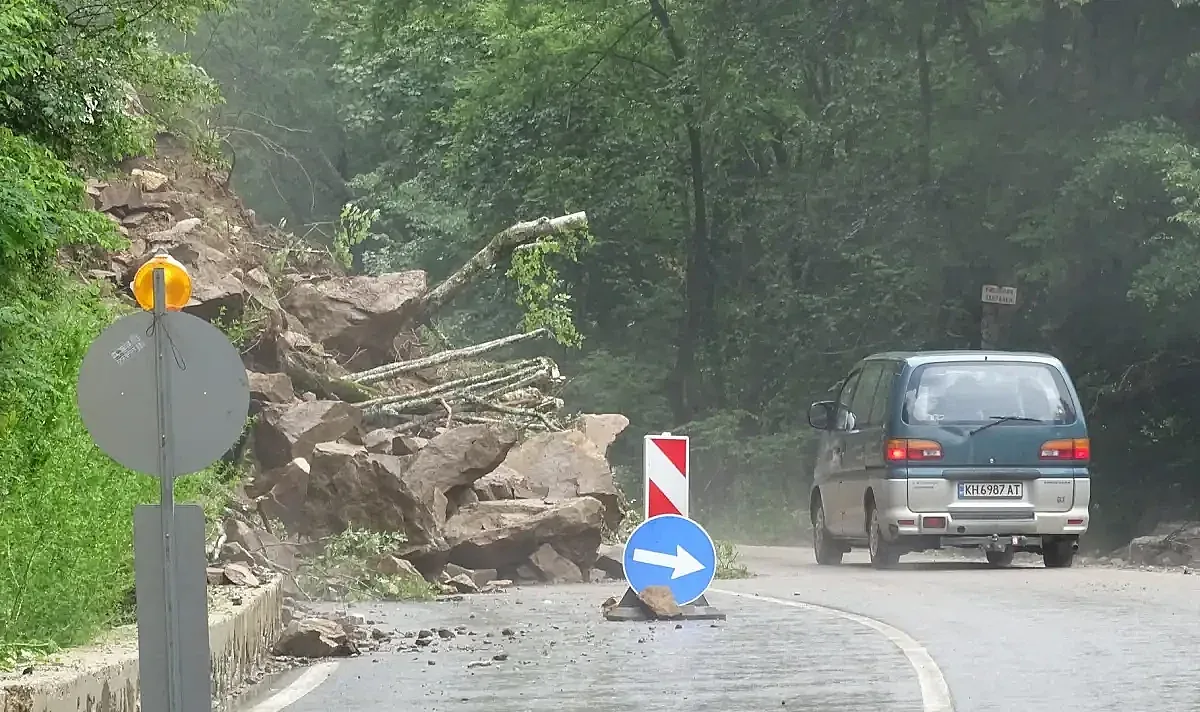 Огромни камъни се срутиха върху кола в София. Линейки хвърчат