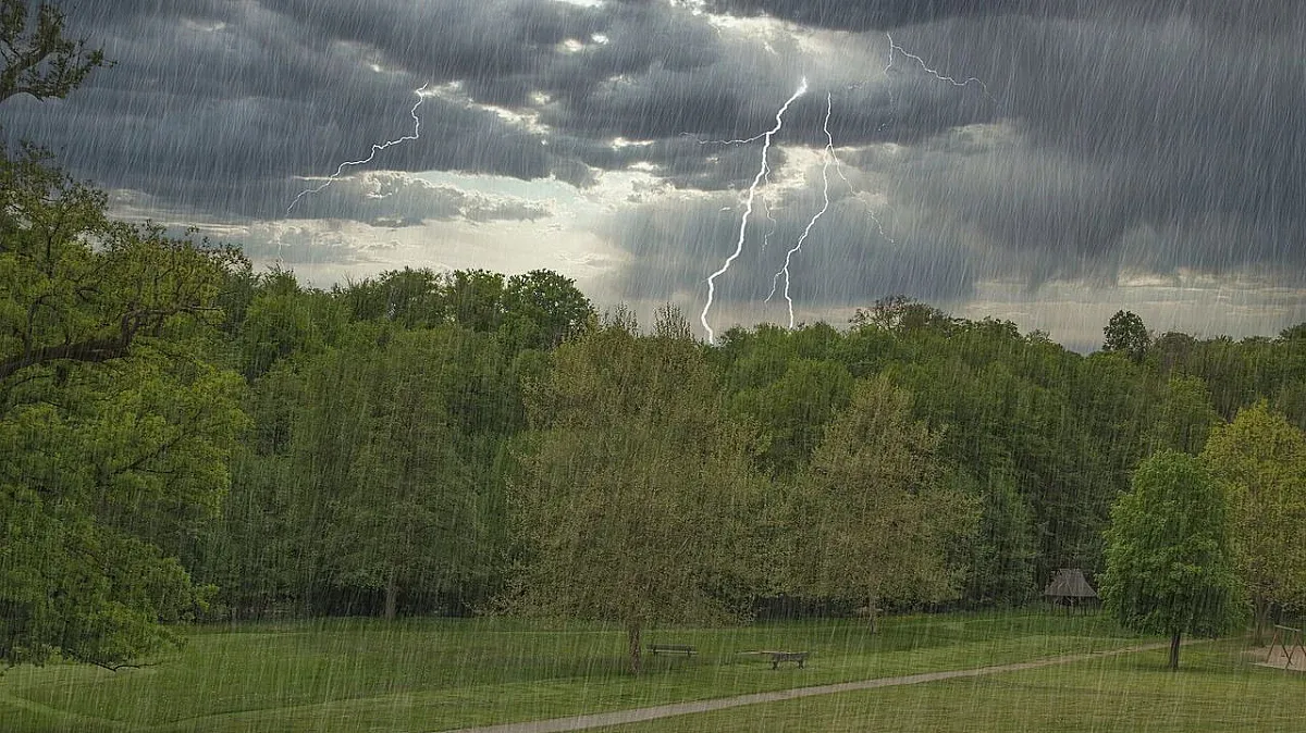 Жестоки гръмотевици оставиха без ток квартали на София