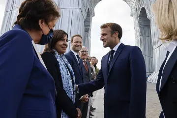 Макрон и кметът на Париж откриха опакованата Триумфална арка