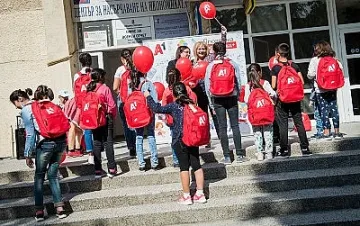 А1 и НАПГ подготвиха 355 деца от приемни семейства за училище