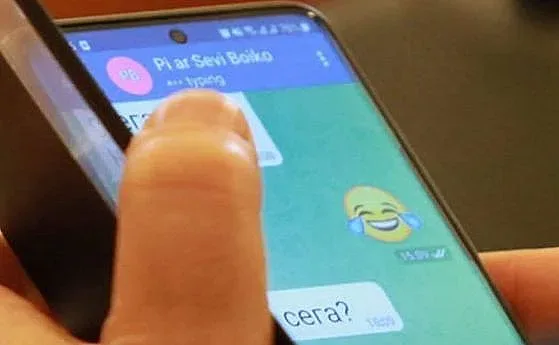 Кой с кого си чати - новата предизборна лакърдия