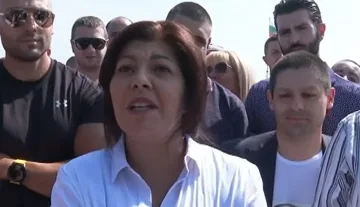 Бойко се шегува. Забранил на Севдалина да си пише с други мъже