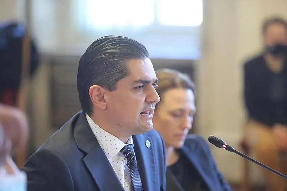 Депутат към колежка - обаждам се на 112!