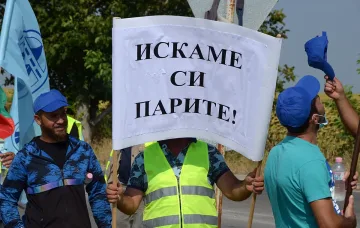 Строителни работници на протест за заплати. Министърът: Платено е
