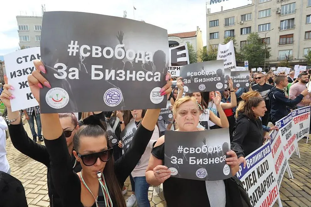 Пред парламента ври. Хиляди на бунт, искат компенсации