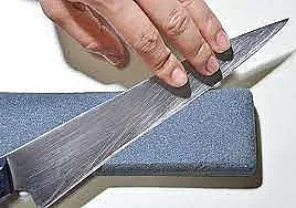 Виц: Депутат точи ножове и мисли...