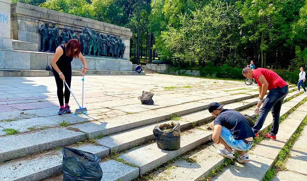 Младежите в БСП - София почистиха Братската могила