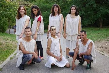 В Казанлък: Бодиарт край тракийска гробница