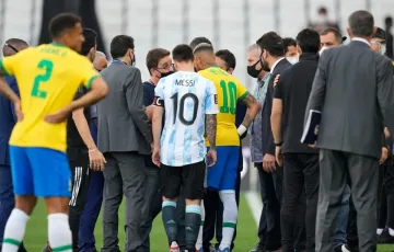 Здравните власти спряха мач, депортират четирима играчи