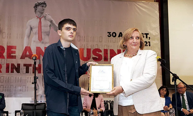 Наградите на Чудесата: Тео пише софтуер за гените