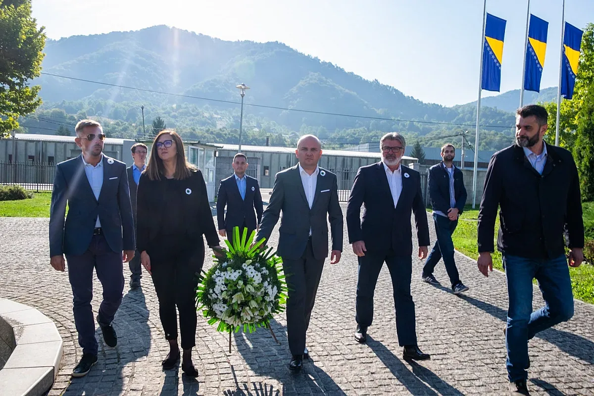 Илхан Кючюк почете жертвите в Сребреница