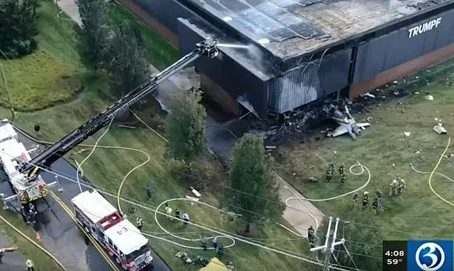 Малък самолет се вряза в сграда, четири жертви