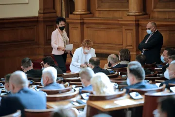 Депутатите в паника, слагат маски