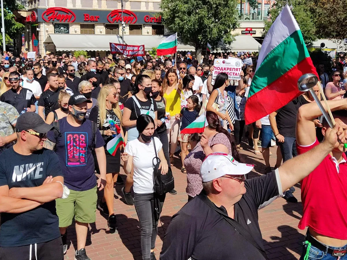 Бунт на морето! Центърът на Варна блокиран