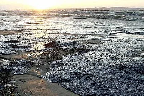 Екокатастрофа: Петролен разлив приближава Кипър