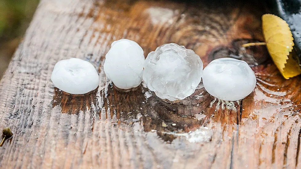 Мощна градушка помете тези места у нас. Синоптиците с предупреждение